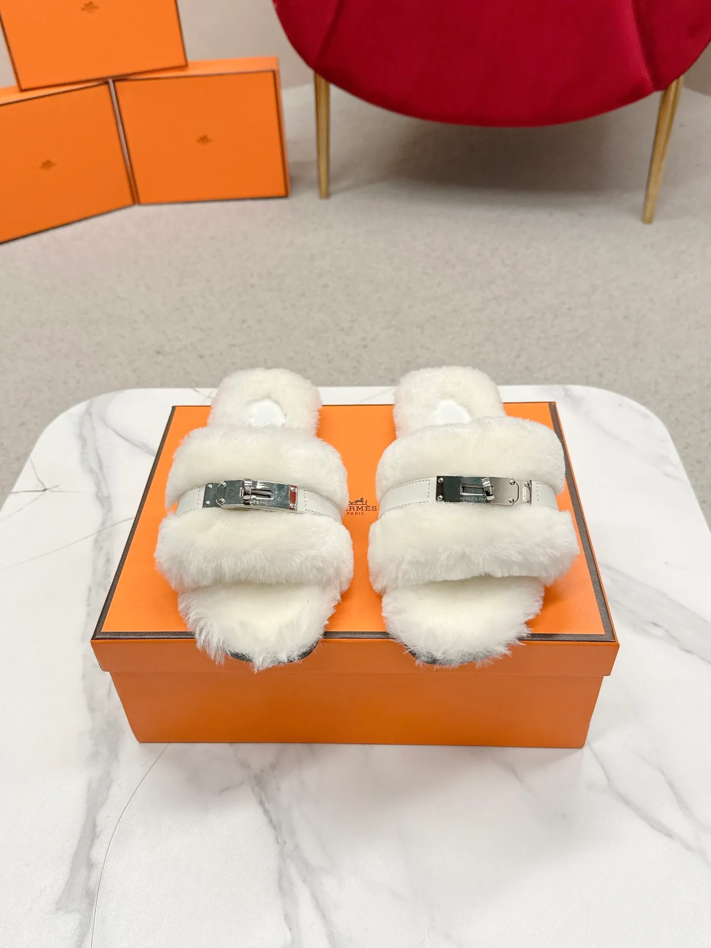 👟👟Ex-factory price 480👟👟 Hermes 🐎25/ Latest Autumn and Winter fur one-piece fur slippers KeIIy locks are embellished on the uppers with palladium plating to reflect low-key light. This year’s fabrics are made of lamb wool, which is fluffy and cute. It feels like stepping on clouds. Wear it barefoot or with socks, it is very fashionable 🎁 Paired with suit pants, it is an invisible shirt in the workplace. Echoing the knitted skirt, it has become a standard accessory for lazy afternoons. Pair it with jeans for a more casual style. ✔️Fabric: wool ✔️Inner lining: imported lamb wool ✔️Sole: original leather sole ✔️Size: #35-42 (customized at 40.41.42)